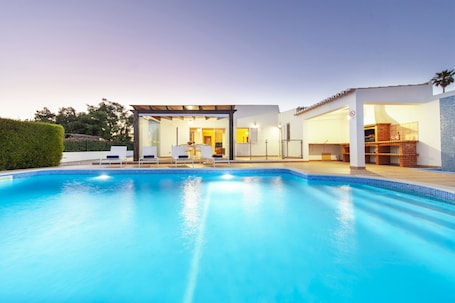 A heated pool. Cozy villa with heatable pool and BBQ