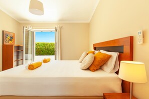 3 chambres, coffre-fort, fer et planche à repasser