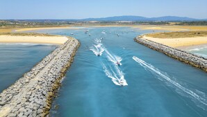 A river with boats, surrounded by rocky barriers and sandy beaches. - Cozy villa with heatable pool and BBQ (Carvoeiro)