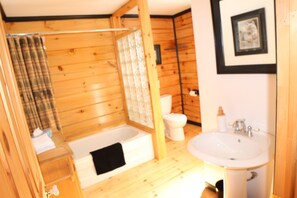 Douche, sèche-cheveux, serviettes fournies, savon