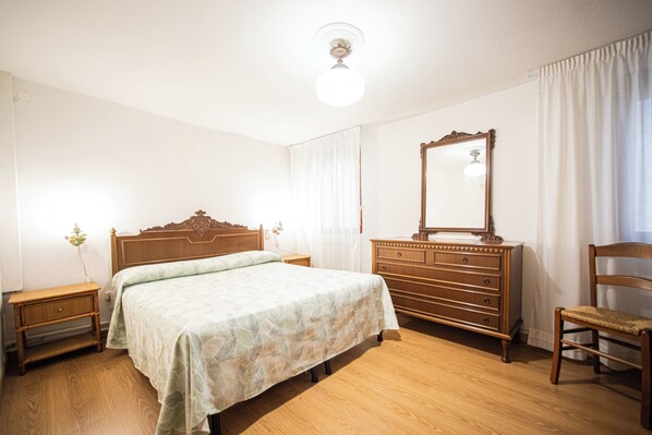 4 bedrooms, bed sheets