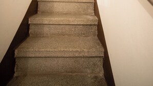 A staircase with a handrail, leading to a door at the top. - Dimora Alba di Mare -apeliving- Pellestrina Ve (Venezia)