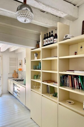 Kühlschrank, Herdplatte, Geschirrspüler, Toaster