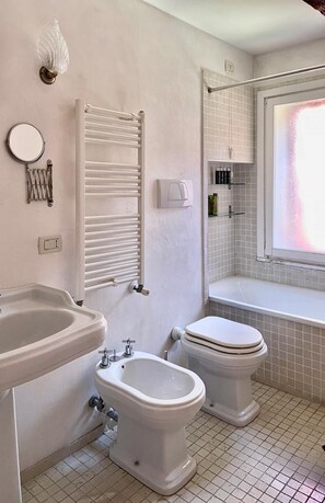 Doccia, bidet, asciugamani
