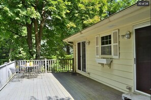 Outdoor dining - Cottage gem: Spotless, secluded & bring the dog! (Madison)