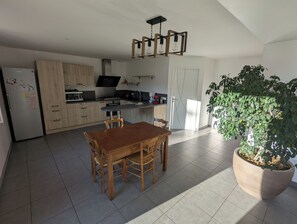Fridge, microwave, oven, stovetop - Comfortable stone house 180m2 in the countryside between lakes and mountains (Ceignes)