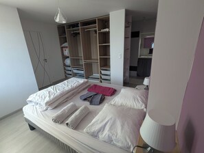 4 bedrooms, iron/ironing board, travel cot, free WiFi - Comfortable stone house 180m2 in the countryside between lakes and mountains (Ceignes)