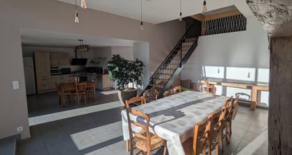 Maison en pierre tout confort 180m2 Ă la campagne entre lacs et montagnes