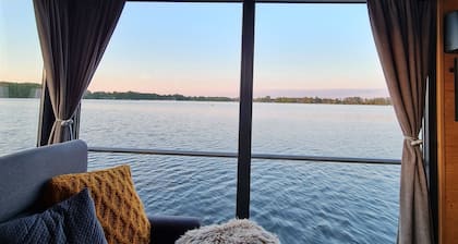 Lake time in a houseboat with fireplace & sauna on Lake Schwielochsee