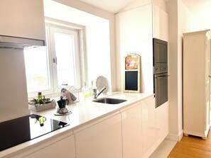 Een koelkast, een oven, een vaatwasser, een koffiezetapparaat/waterkoker