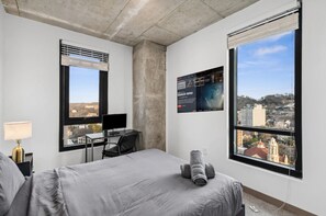 2 Schlafzimmer, Schreibtisch, Bügeleisen/Bügelbrett, Reisekinderbett