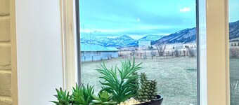 Bridger Mountain View Farmhouse 