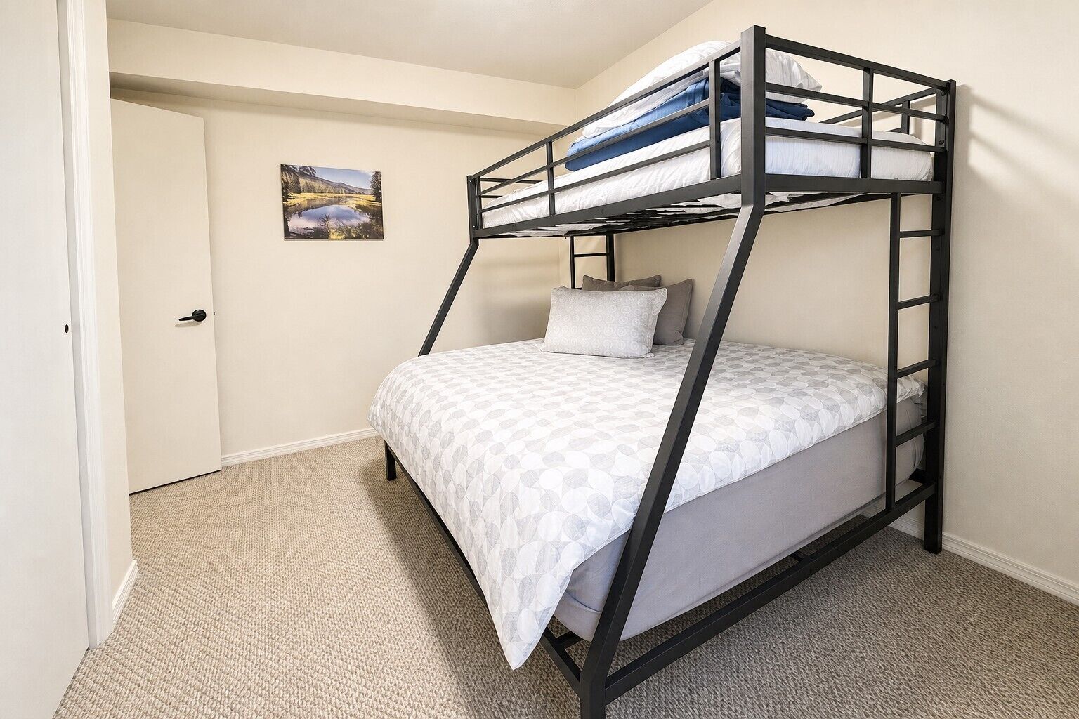 3 bedrooms, iron/ironing board, WiFi (free), bed sheets