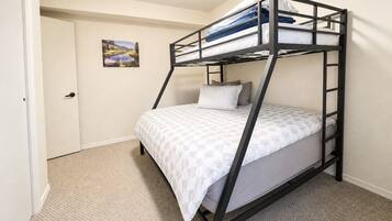 3 bedrooms, iron/ironing board, WiFi (free), bed sheets
