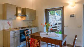 Een koelkast, een oven, een vaatwasser, een koffiezetapparaat/waterkoker