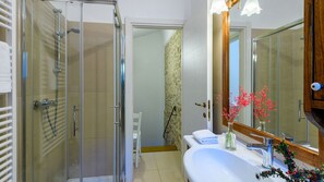 Dusche, Haartrockner, Handtücher