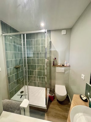 Een douche, een haardroger, handdoeken