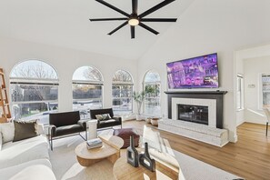 Smart TV, chimenea, videojuegos, mesa de ping pong