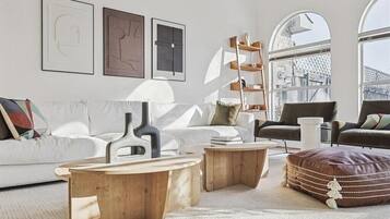 Smart TV, chimenea, videojuegos y tenis de mesa