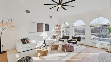 Smart-tv, eldstad, tv-spel och ett bordtennisbord