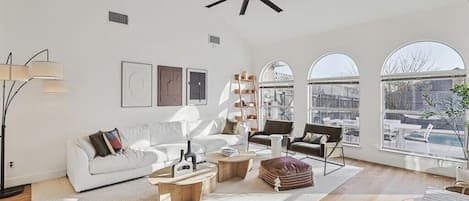 Smart-TV, Kamin, Videospiele, Tischtennisplatte