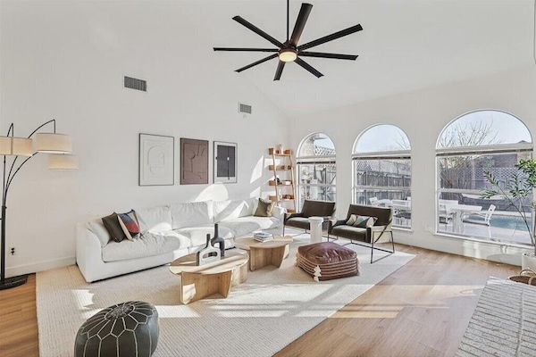 Smart TV, chimenea, videojuegos, mesa de ping pong