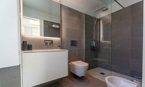 Douche, séchoir à cheveux, serviettes fournies
