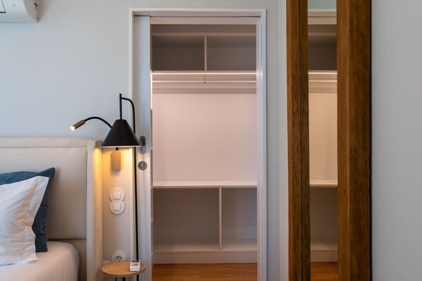 1 bedroom, desk, iron/ironing board, internet
