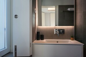 Douche, sèche-cheveux, serviettes fournies