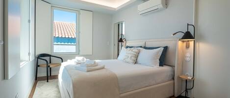 1 soverom, skrivebord, strykejern/-brett og internettilgang