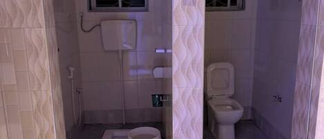 Dusche, HandtĂŒcher, Seife, Toilettenpapier