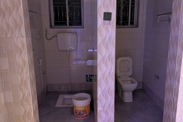 Regadera, toallas, jabón, papel de baño 