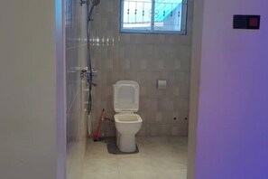 Regadera, toallas, jabón, papel de baño 