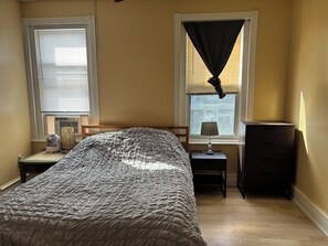 2 bedrooms, iron/ironing board, WiFi, bed sheets - 2bed 2nd fl with parking (Philadelphia)