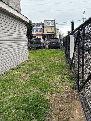 Property grounds - 2bed 2nd fl with parking (Philadelphia)