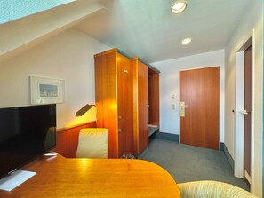 高級單人房 | 低過敏寢具、書桌、筆電工作空間、隔音