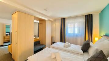 Junior-sviitti | Allergiatestatut vuodevaatteet, työpöytä