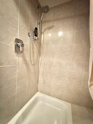 Chambre Simple Supérieure | Salle de bain