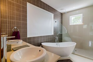 Dusche, Haartrockner, Handtücher