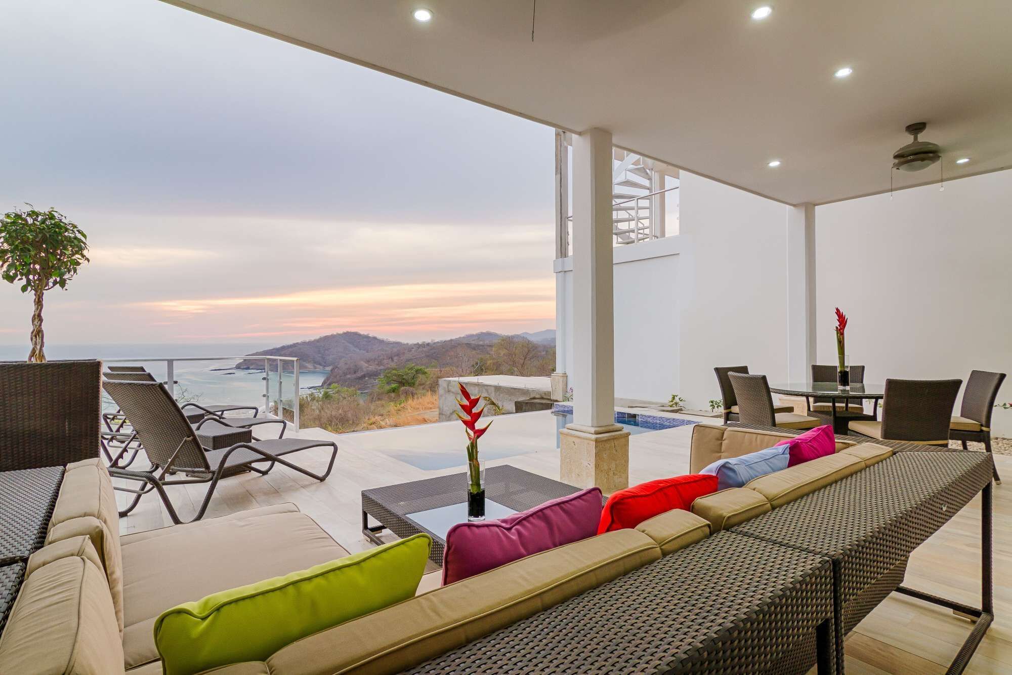 屋外ダイニングエリア