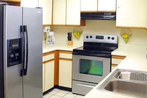 Réfrigérateur, micro-ondes, four, plaque de cuisson