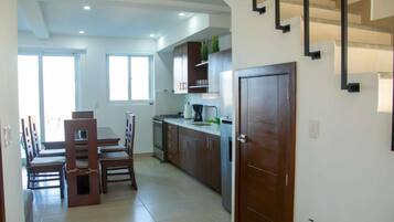 Køleskab, mikrobølgeovn, ovn, kogeplade