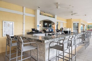 Bar (on property) - Epic Universe theme park & OCC 3 Bedroom suite townhome with garage Vista Cay (Orlando)