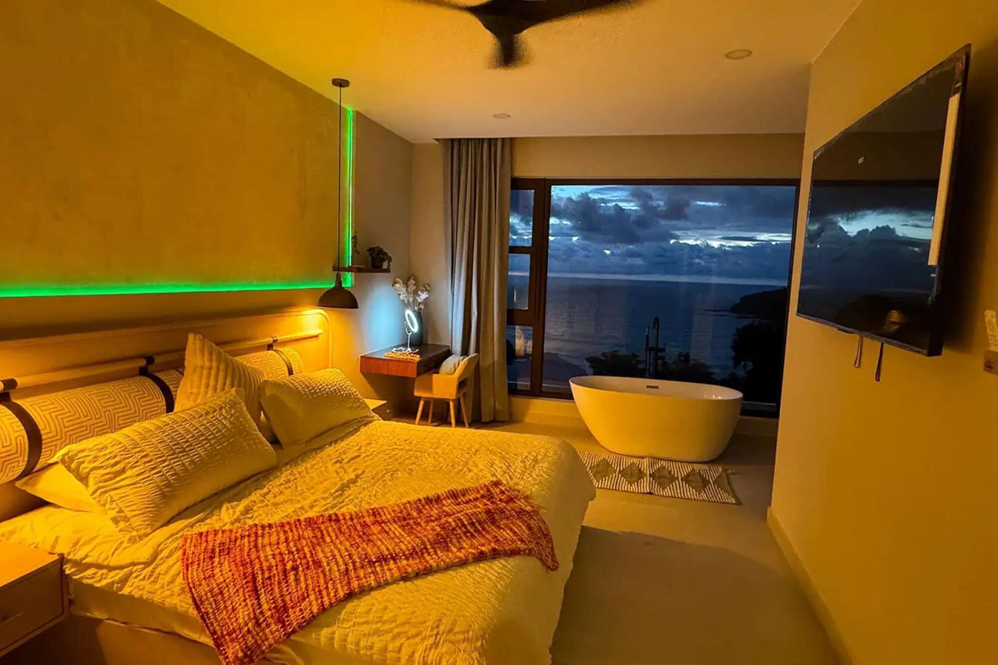 3 habitaciones, escritorio, tabla de planchar con plancha y wifi 