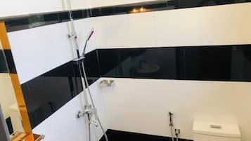 Bruser, hårtørrer, håndklæder, Toiletpapir