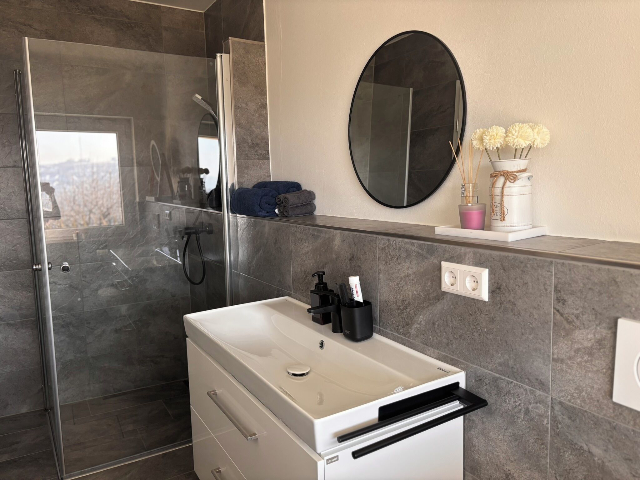 Chuveiro, secador de cabelo, toalhas de banho, sabonete