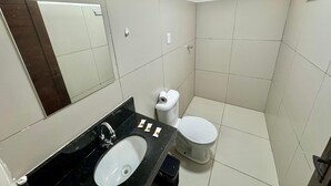 A bathroom with a black sink, white toilet, and a mirror. - Hotel Paraiso Natal EXPRESS (Natal)
