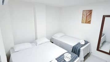标准三人房 | 熨斗/熨衣板、免费 WiFi、床单