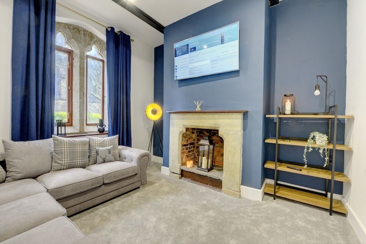 TV, fireplace