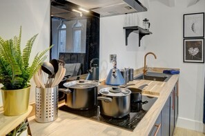 Refrigerador, microondas, horno, placa de cocina